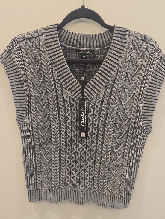 CHARLIE B Sweaters - NWT Charlie B Cable-Knit V-Neck Sweater Vest in Gray. Size Small.